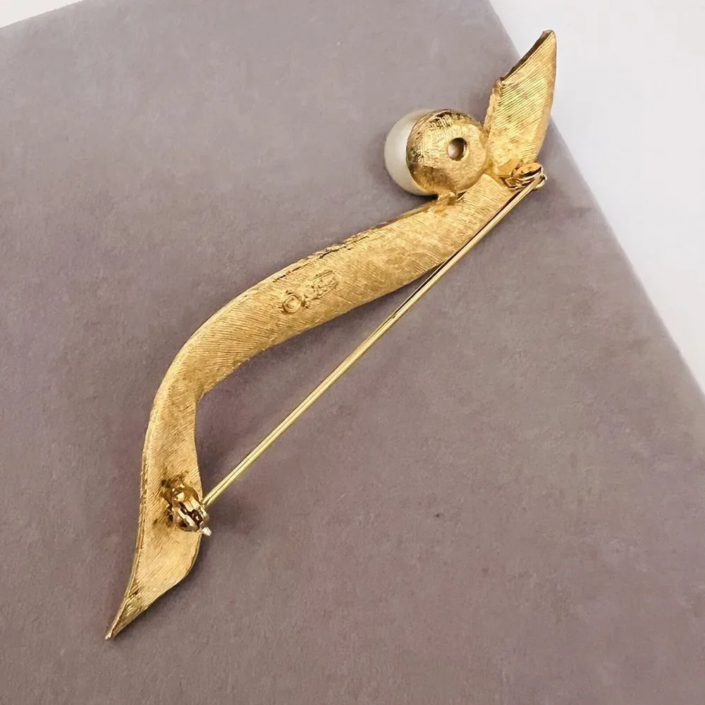 Vintage Coro Pegasus Brooch Brushed Gold Pearl Long Lapel Pin 4